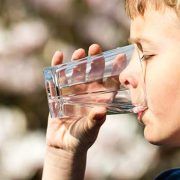 beber-agua-embotellada beber-agua-embotellada