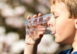 beber-agua-embotellada