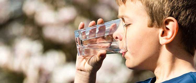 beber-agua-embotellada