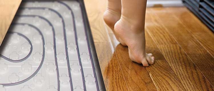 Calefacció radiant per aigua o electricitat.