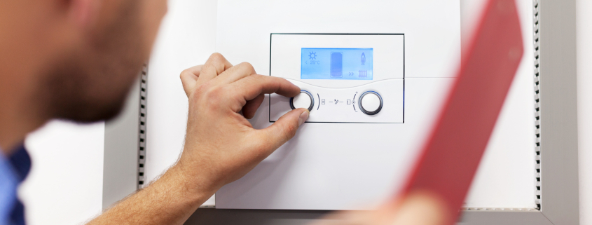 Una persona fent el manteniment de la caldera a Barcelona