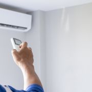 Una persona fent manteniment de l'aire condicionat a Barcelona