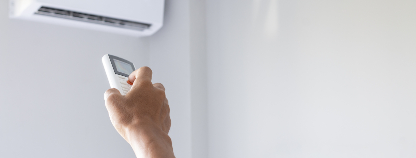 Una persona fent manteniment de l'aire condicionat a Barcelona