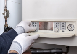 Una persona fent manteniment de la caldera de gasoil a Catalunya