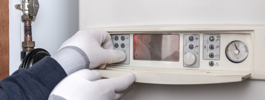 Una persona fent manteniment de la caldera de gasoil a Catalunya