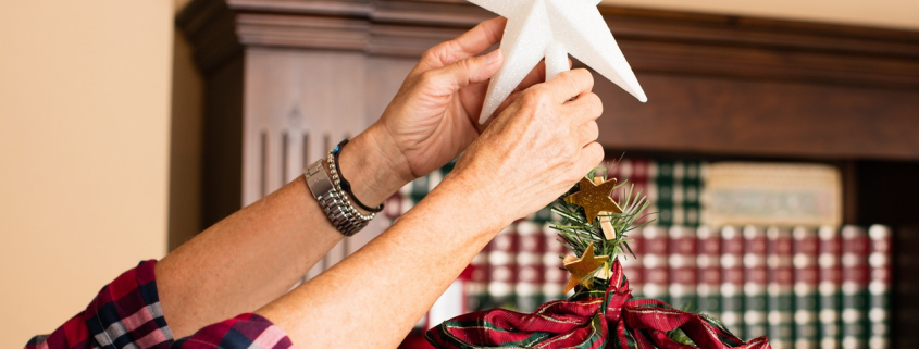 Una persona pensant a com guardar la decoració de Nadal