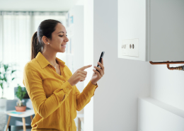 Una dona s'assegura de mantenir la casa escalfada amb el manteniment de la caldera
