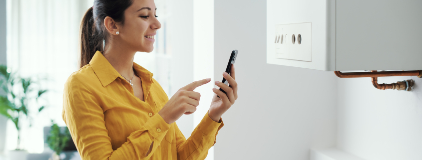 Una dona s'assegura de mantenir la casa escalfada amb el manteniment de la caldera