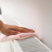 Una persona aprenent a com netejar una estufa de gas