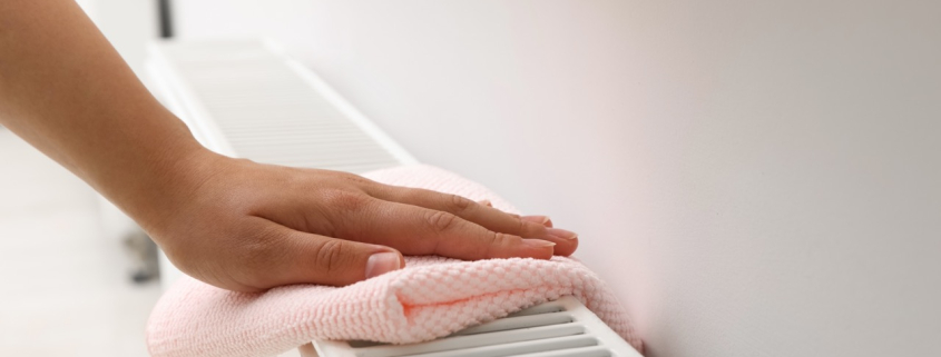 Una persona aprenent a com netejar una estufa de gas