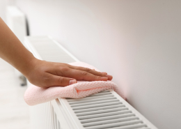 Una persona aprendiendo a cómo limpiar una estufa de cas