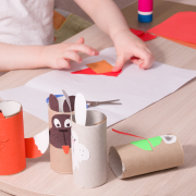 Un niño con una de las manualidades para hacer en familia
