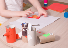 Un niño con una de las manualidades para hacer en familia