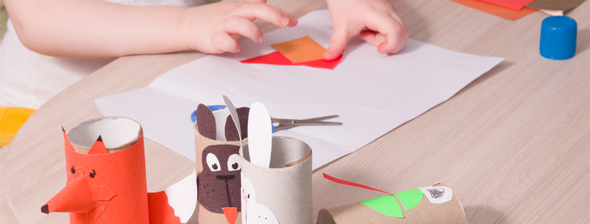 Un infant amb una de les manualitats per fer en família