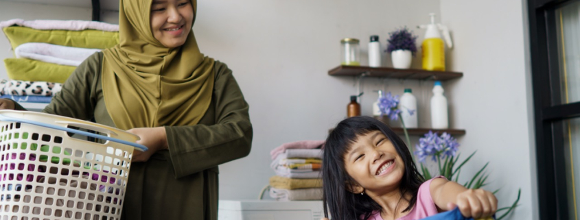 Una mare i la seva filla segueixen els passos per mantenir el safareig ordenat