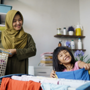 Una madre y su hija siguiendo los pasos para mantener el lavadero ordenado