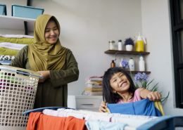 Una madre y su hija siguiendo los pasos para mantener el lavadero ordenado