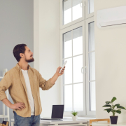 Una persona fent ús de l'aire condicionat a l'hivern