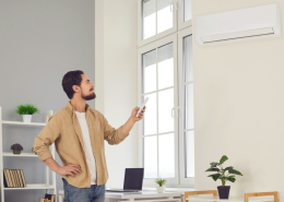 Una persona fent ús de l'aire condicionat a l'hivern
