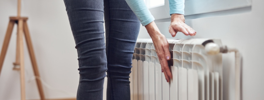 Una persona fent ús de la calefacció a la primavera