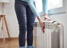 Una persona haciendo uso de la calefacción en primavera