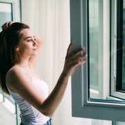 Una persona es preocupa d'eliminar la humitat a l'hivern