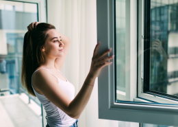 Una persona es preocupa d'eliminar la humitat a l'hivern