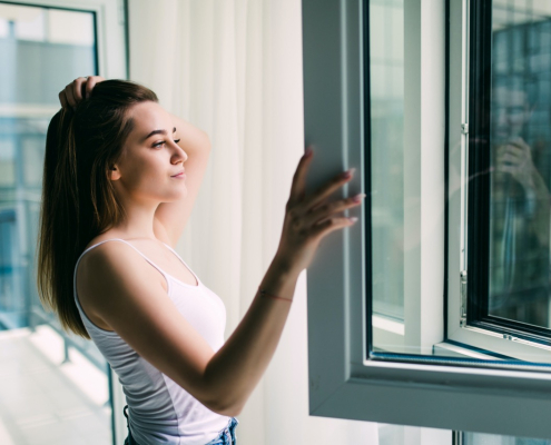 Una persona es preocupa d'eliminar la humitat a l'hivern