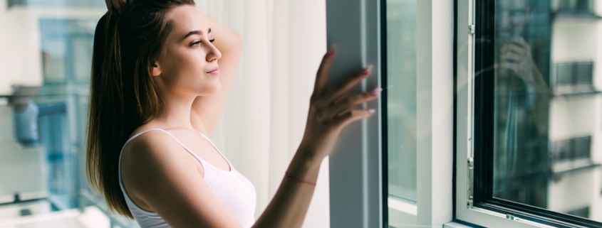 Una persona es preocupa d'eliminar la humitat a l'hivern