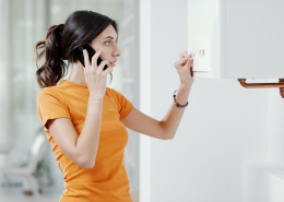 Una persona aplica les recomanacions de RoigSat per millorar el rendiment de la caldera