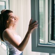 Una mujer toma medidas para hacer frente a la humedad en invierno