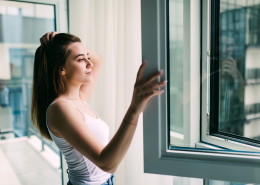 Una mujer toma medidas para hacer frente a la humedad en invierno